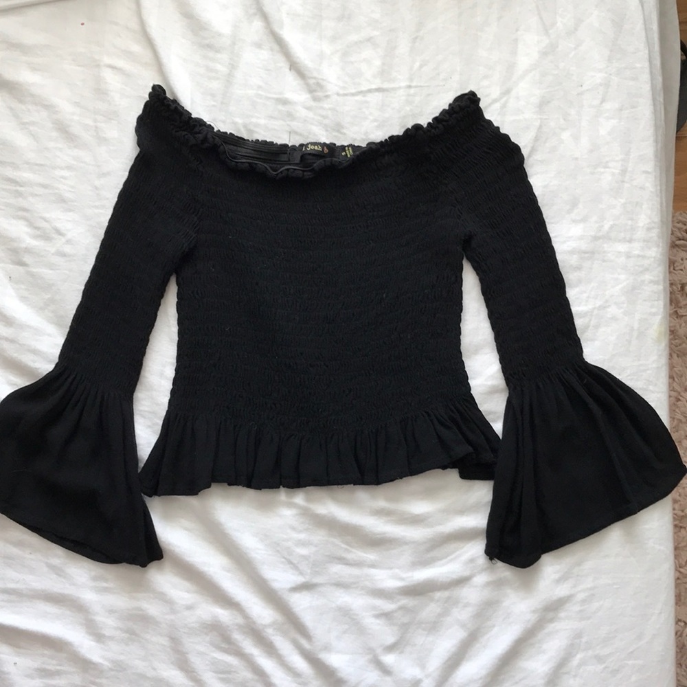 Black blouse crop top with loose forearm